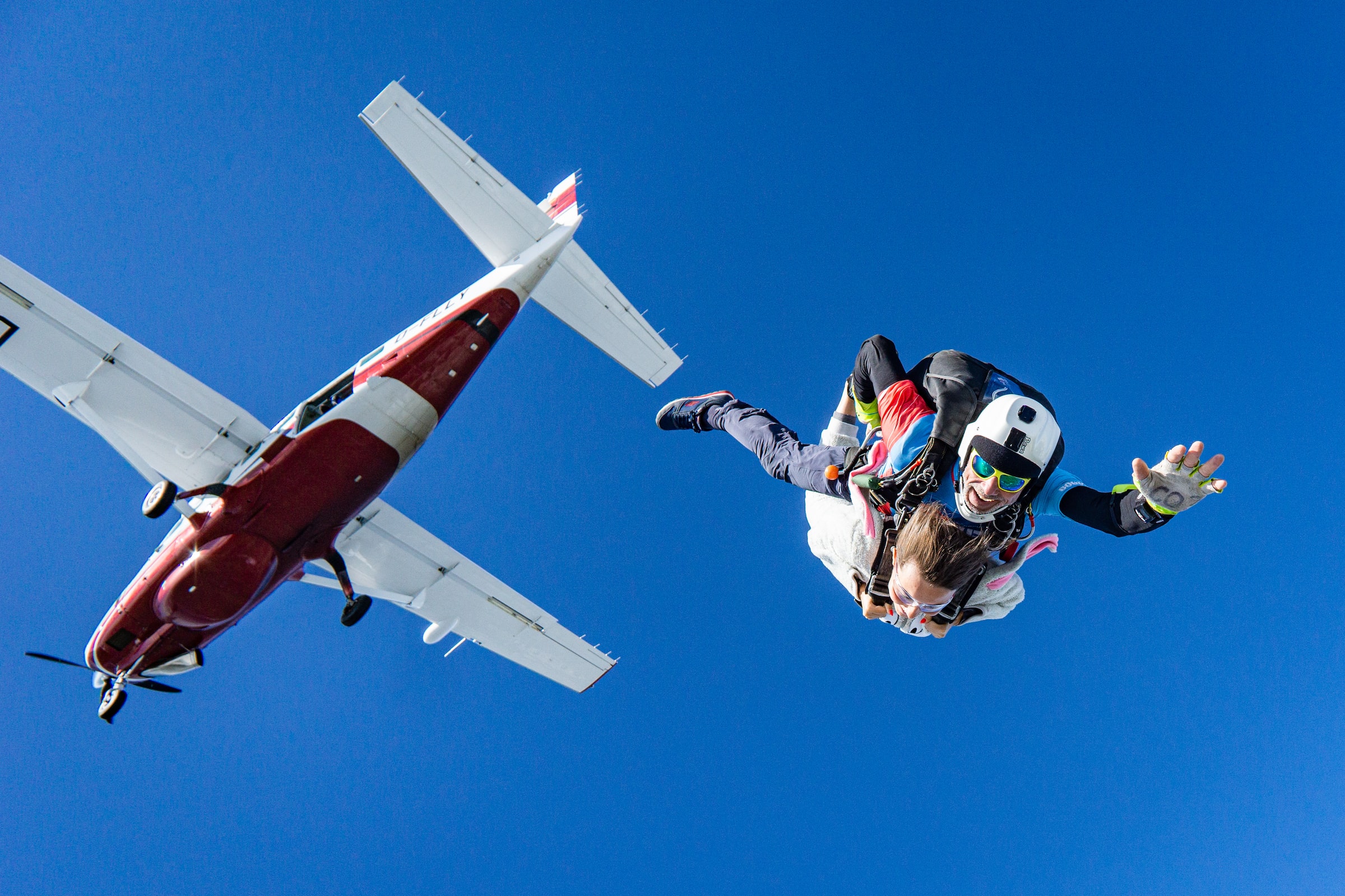 how many people die a year from skydiving