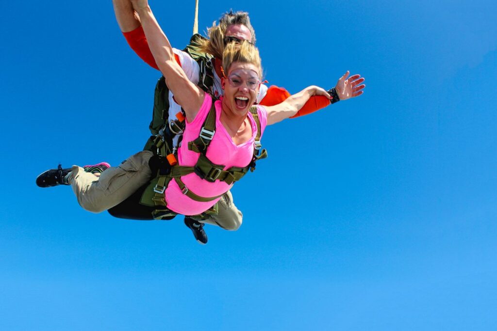 What to Wear for a Parachute Jump (Women) What to Wear for a Parachute Jump (Women)