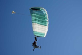 how many people can survive with one parachute