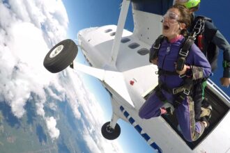 chances of dying skydiving vs car accident
