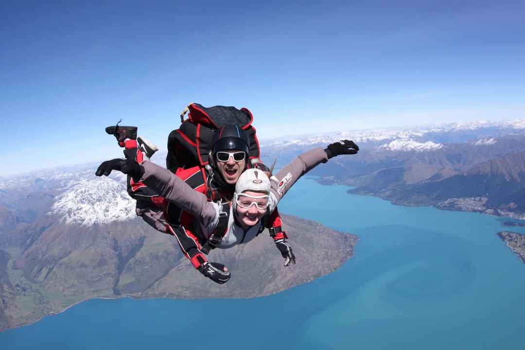 honeymoon skydiving
