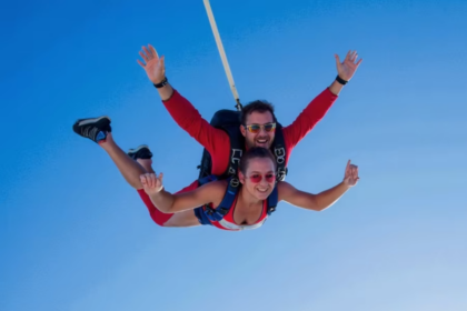 how many skydiving deaths per year