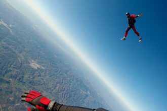 how many people die from skydiving every year